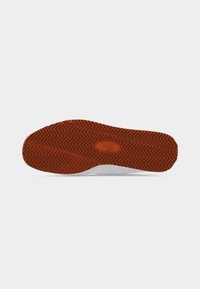 Σόλα παπουτσιού με καφέ λαστιχένια επιφάνεια και λαβή σε σχέδιο ψαροκόκαλου, με μικρό ανάγλυφο λογότυπο στο κέντρο.