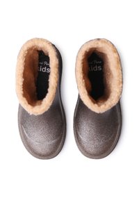 Botas para niños en gris oscuro con un acabado brillante. Suave forro de piel sintética color marrón alrededor del tobillo. Punta redonda y suela de goma texturizada.