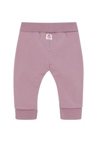 Lila-kleurige babybroek met opgerolde boorden en een elastische tailleband, met een klein voorlabel met decoratieve tekst.
