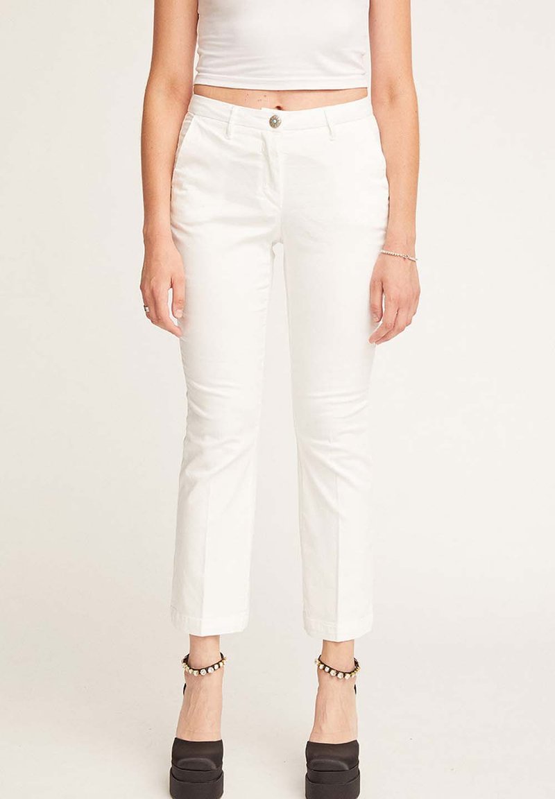 Pantaloni bianchi aderenti con gamba dritta, dotati di chiusura con bottone frontale, passanti per cintura e orlo rifinito. Tessuto di cotone liscio.