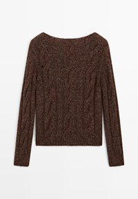 Maglione lavorato a maglia lungo marrone con maniche lunghe e scollo ampio, caratterizzato da motivi a trecce e un tessuto testurizzato. Adatto per essere indossato a strati.