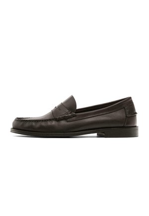 Mocassin penny en cuir marron foncé avec surpiqûres moc toe, talon bas et semelle lisse, présenté en profil droit sur fond blanc.
