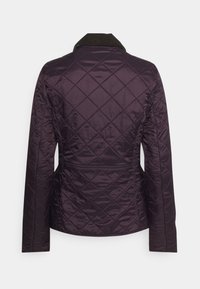 Gestepptes dunkelpurpurfarbenes Jacket mit langen Ärmeln und einem Samtkragen. Hervorzuheben sind das Rautenmuster, die glatte Textur und die taillierte Passform.