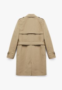 Gabardina beige, hecha de tela texturizada, con cintura ceñida por un cinturón, gran solapa trasera y puños abotonados. Se muestra la vista trasera.