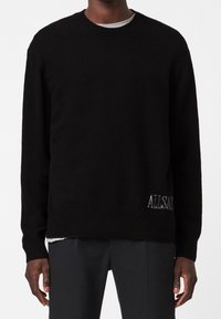 Czarny sweter z okrągłym dekoltem, ściągaczami przy rękawach i u dołu, o miękkiej fakturze, z szarym napisem "ALLSAINTS" wyhaftowanym na dole.