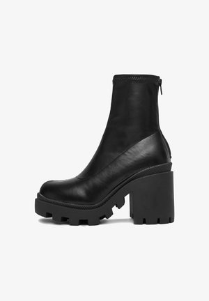 Czarne skórzane botki za kostkę z grubą platformą i szerokim obcasem, z fakturowaną boczną wstawką i zapięciem na zamek z tyłu.