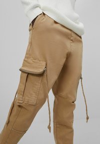 Bershka Cargobyxor - beige