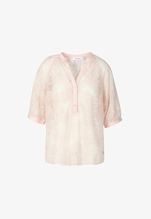 Blusa rosa chiaro semi-trasparente con motivo in pizzo floreale, maniche corte, colletto rotondo e pattina frontale con tre bottoni.