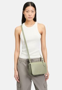 Liebeskind Berlin MAREIKE GERÄUMIGE - Umhängetasche - helles olivgrün