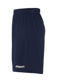 Marineblauwe sportshorts gemaakt van lichtgewicht materiaal, met een elastische tailleband en een wit logo aan de onderkant aan de linkerzijde.