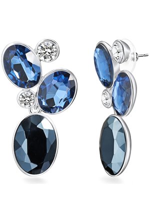 Gemme sfaccettate blu e nere in un design a cluster, incastonate in metallo di colore argento. Presenta molteplici forme e accenti luccicanti.