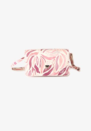Bolso pequeño rectangular de bandolera con correa ajustable, patrón abstracto de hojas en tonos rosa y púrpura, y un pequeño detalle de corazón plateado en la solapa frontal.