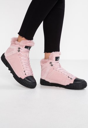 Zapatillas altas rosas con suela de goma negra, cuello de felpa rosa, cordones en la parte delantera y cuerpo de ante texturizado. Punta negra y logotipo en la lengüeta.