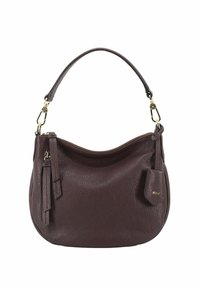 Bolso de piel burdeos en forma redondeada, con superficie texturada, asa corta para el hombro, herrajes dorados y una pequeña etiqueta adjunta.