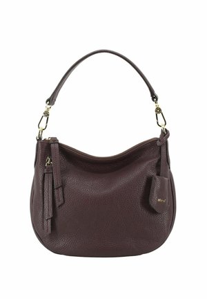 Borsa a tracolla in pelle bordeaux con forma arrotondata, superficie testurizzata, manico corto, accessori in oro e un piccolo tag attaccato.