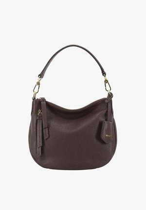 Sac en cuir bordeaux de forme arrondie, surface texturée, avec une courte bandoulière, des détails en doré et une petite étiquette attachée.
