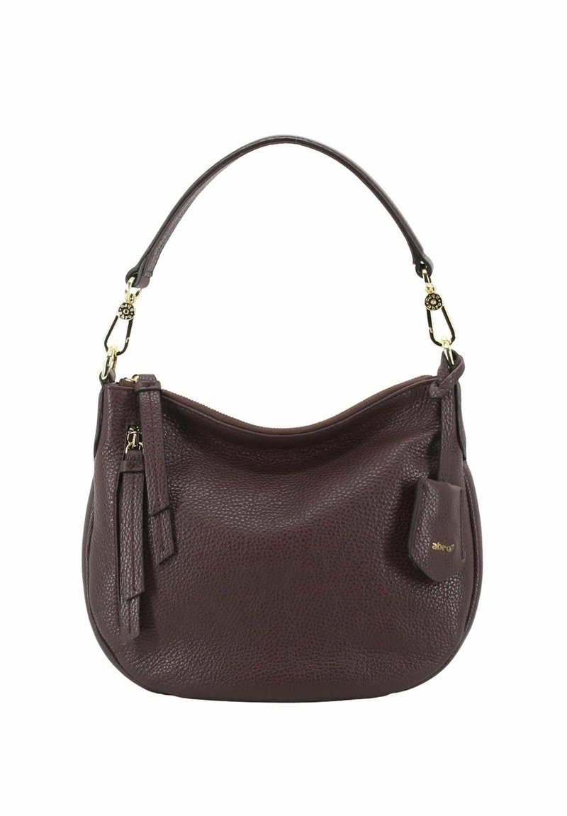 Bolso de piel burdeos en forma redondeada, con superficie texturada, asa corta para el hombro, herrajes dorados y una pequeña etiqueta adjunta.
