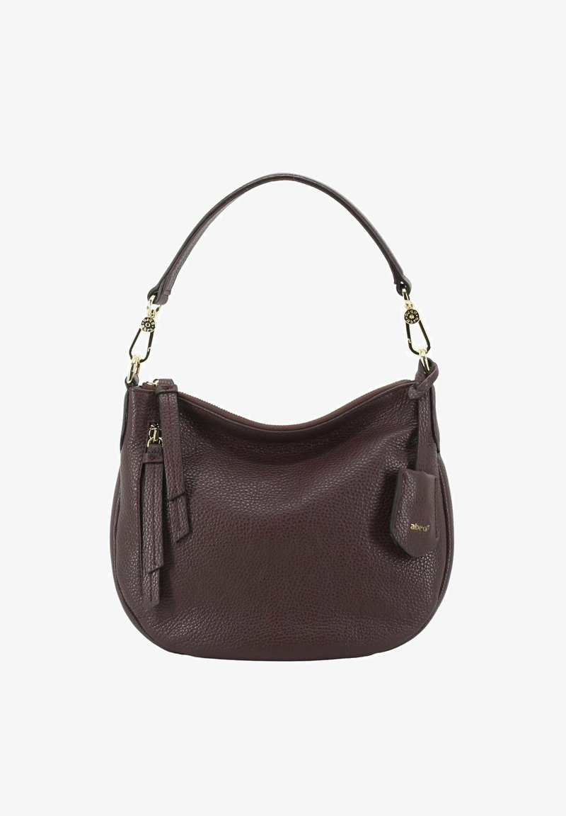Borsa a tracolla in pelle bordeaux con forma arrotondata, superficie testurizzata, manico corto, accessori in oro e un piccolo tag attaccato.