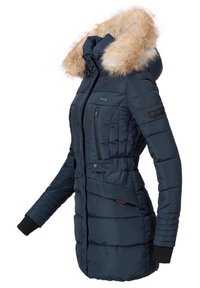 Mörkblå vadderad parka-jacka med fuskpäls på huvan, dragkedje- och tryckknappsfickor, ribbade ärmslut och horisontellt quiltat mönster.