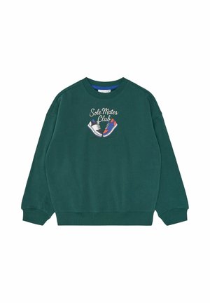 Sudadera de cuello redondo color verde oscuro con zapatillas bordadas y el texto "Sole Mates Club" en el pecho.