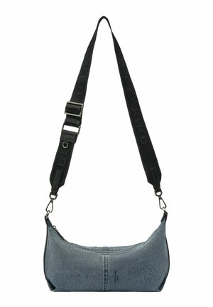 Sac d’épaule en denim en forme de croissant avec une bandoulière noire réglable, doté d’un logo embossé et de fermoirs métalliques argentés.