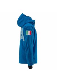 Giacca sportiva blu con cappuccio, dotata di un logo bianco e di un patch della bandiera italiana sulla spalla sinistra. Tessuto liscio e polsini aderenti.