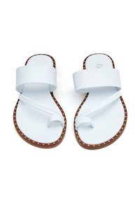 Sandalias azul claro con suela plana, que presentan una tira ancha y un diseño entrecruzado. La suela tiene un borde marrón con pequeños puntos dorados.