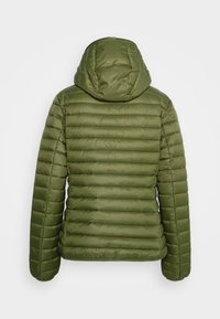 Vihreä pehmustettu takki hupulla, jossa on vaakasuorat tikatut osat ja joustavat hihansuut. Sujuva, kiiltävä kangas, jolla on pehmeä pinta.