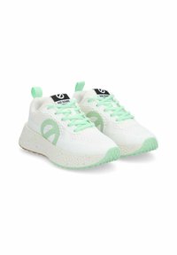 Witte sportieve sneakers met mintgroene accenten, gemêleerde mesh bovenwerk, ronde neus, dikke gevlekte zool en een trekloop achterop de hak.