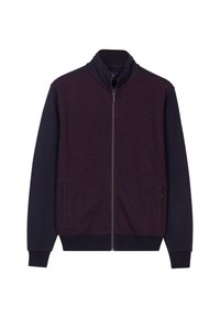 Heren fleecejack met een bordeauxrood lijf en marineblauwe mouwen, hoge kraag, twee zijzakken en een zachte stoftextuur.