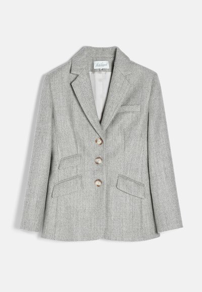 Blazer gris clair à motif chevrons avec trois boutons, col à revers cranté et poches avant à rabat, présenté sur un fond uni.