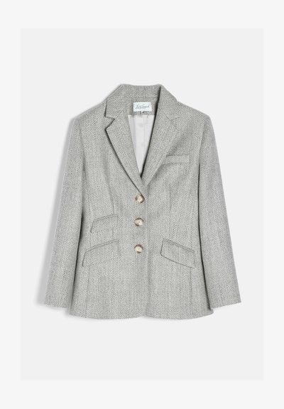 Blazer gris clair à motif chevrons avec trois boutons, col à revers cranté et poches avant à rabat, présenté sur un fond uni.
