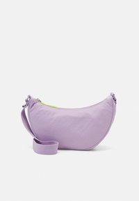 Bolso de tela morado con forma de media luna, textura suave y una cremallera de color verde neón que contrasta. Incluye una correa ajustable.