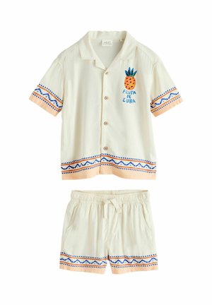 Kurzärmeliges Hemd mit Knöpfen und Shorts-Set in Creme mit blauem und pfirsichfarbenem geometrischem Besatz und Ananas-Grafik mit der Aufschrift "Fruta de Cuba".