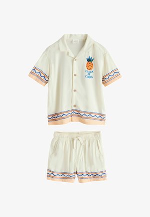 Krátka košeľa s krátkym rukávom so zapínaním na gombíky a šortky s modrým a broskyňovým geometrickým lemom a grafikou s ananásom s nápisom "Fruta de Cuba".