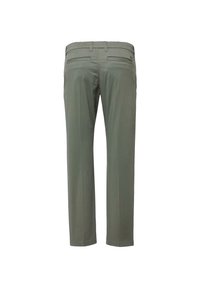 Olivegrüne Herrenhose von hinten gezeigt, mit Gürtelschlaufen und zwei Aufgesetzten Taschen vor einem weißen Hintergrund.