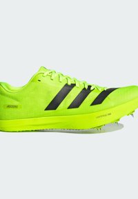 Scarpe Adizero Spike in giallo fluorescente con dettagli neri, caratterizzate da una tomaia leggera in mesh, forma sagomata e suola in gomma con chiodi.