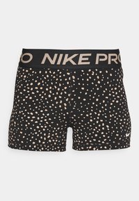 Pantalones cortos deportivos negros con un patrón texturizado de puntos beige claro, presentan una cintura negra etiquetada como "NIKE PRO" en beige.