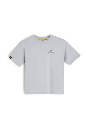 Jasnoszary t-shirt z krótkim rękawem i okrągłym dekoltem, małe czarne logo "COALITION" na piersi oraz czarno-żółta metka na lewym rękawie.