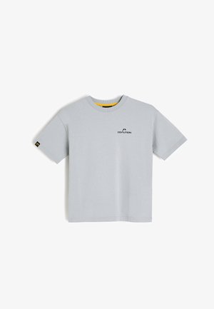 Jasnoszary t-shirt z krótkim rękawem i okrągłym dekoltem, małe czarne logo "COALITION" na piersi oraz czarno-żółta metka na lewym rękawie.