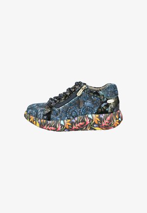 Blauer Sneaker mit floralem Muster auf der Sohle. Verfügt über schwarze Akzente und einen seitlichen Reißverschluss. Das Material wirkt strukturiert und langlebig.