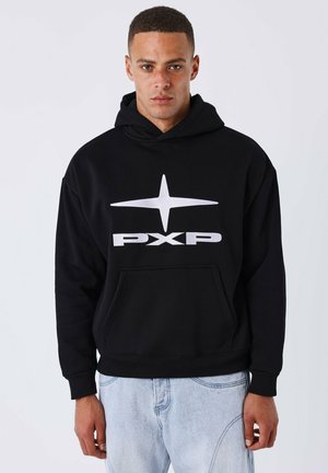 Sudadera negra con bolsillo frontal, que presenta un destacado logo blanco "PXP" y un diseño de estrella en el pecho. Corte clásico con puños de canalé.