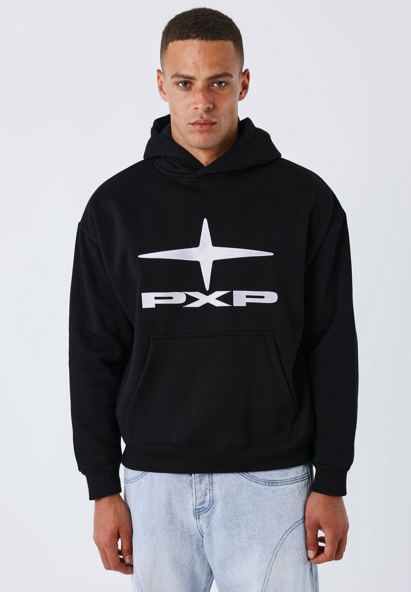 Zwarte hoodie met een voorzak, voorzien van een opvallend wit "PXP" logo en sterontwerp op de borst. Klassieke pasvorm met ribgebreide manchetten.