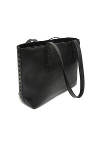 Čierna kožená taška cez rameno s dvoma nosnými rúčkami, ktorá má textúrovaný povrch a dekoratívne ozdobné cvoky pozdĺž jednej strany. Obdĺžnikový tvar.