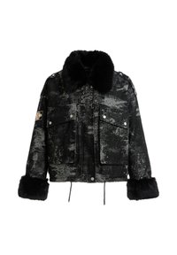 Chaqueta de camuflaje en negro y gris con grandes bolsillos frontales, cuello y puños de pelo sintético negro, y un parche en la manga izquierda.