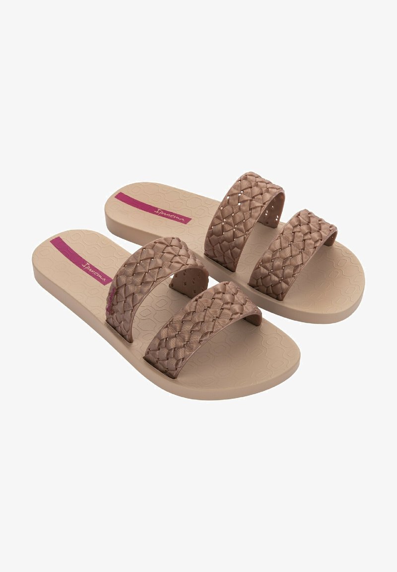 Sandalias de slide marrones con tres correas trenzadas, una suela texturizada color tostado y una franja de acento rosa. Fabricadas con material flexible para mayor comodidad.