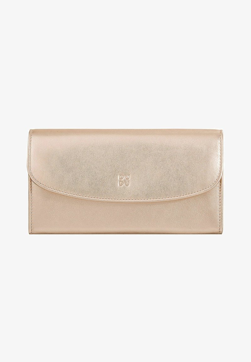 Billetera metálica dorada hecha de cuero suave, con cierre de solapa y logotipo de la marca en relieve. Forma rectangular con bordes limpios.