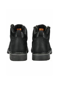 Bottes en cuir noir au design robuste, finition texturée, embout renforcé et semelle en caoutchouc grise, avec un logo discret et des coutures contrastantes.