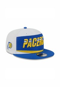 Cappellino da baseball blu e bianco con la scritta "PACERS" in ricamo giallo, logo su un lato e visiera piatta. Design strutturato.