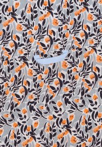 Bloemstof met een lichtgrijze achtergrond, met oranje en marineblauwe bloemen en bladeren, en een lichtblauwe accent nabij een zak.